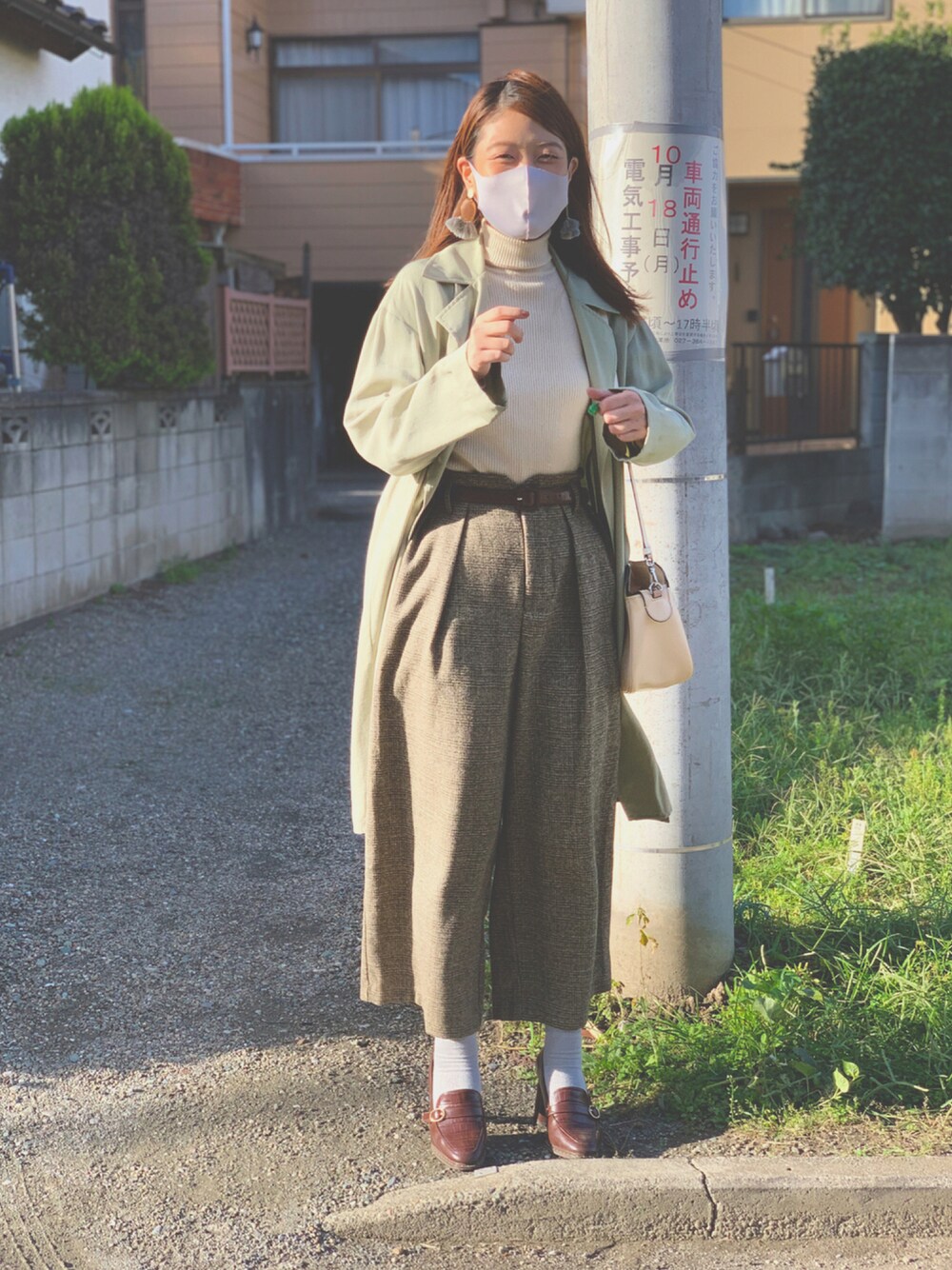 「秋のコーデ、シンプルコーデ、おしゃれさんと繋がりたい、ショートブーツ、秋服準備はじめました、ゆったりコーデ、ニット、ロングコート、ショルダーバッグ、高身長コーデ、ワイドパンツ、トレンチコート、タートルネック、プチプラ、ピスタチオ」｜「RETRO GIRLのアイテム（ニット/セーター、ベージュ系）」を使った、ちかさん（レディース・165cm）の秋コーディネートの1枚目の写真