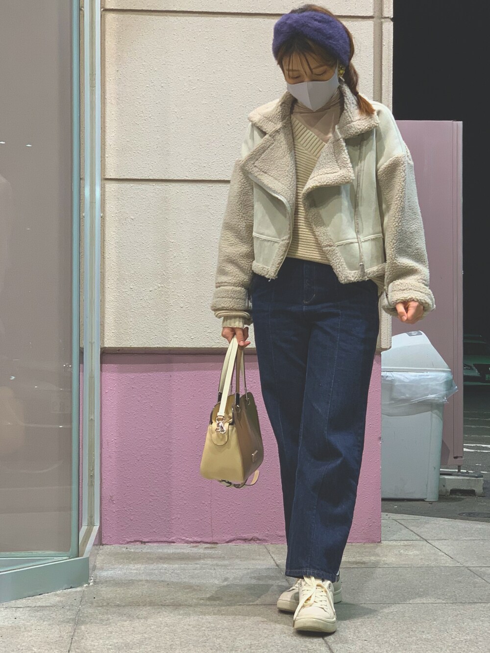 「秋服、ボア、ボアジャケット、デニム、センタープレス、スニーカー、カジュアル、ワンショルダー、ニット/セーター、大人カジュアル、ベージュ、白スニーカー、冬コーデ、おしゃれさんと繋がりたい、骨格ストレート」｜「GUのアイテム（ヘアバンド、ブルー系）」を使った、ちかさん（レディース・165cm）の秋コーディネートの1枚目の写真