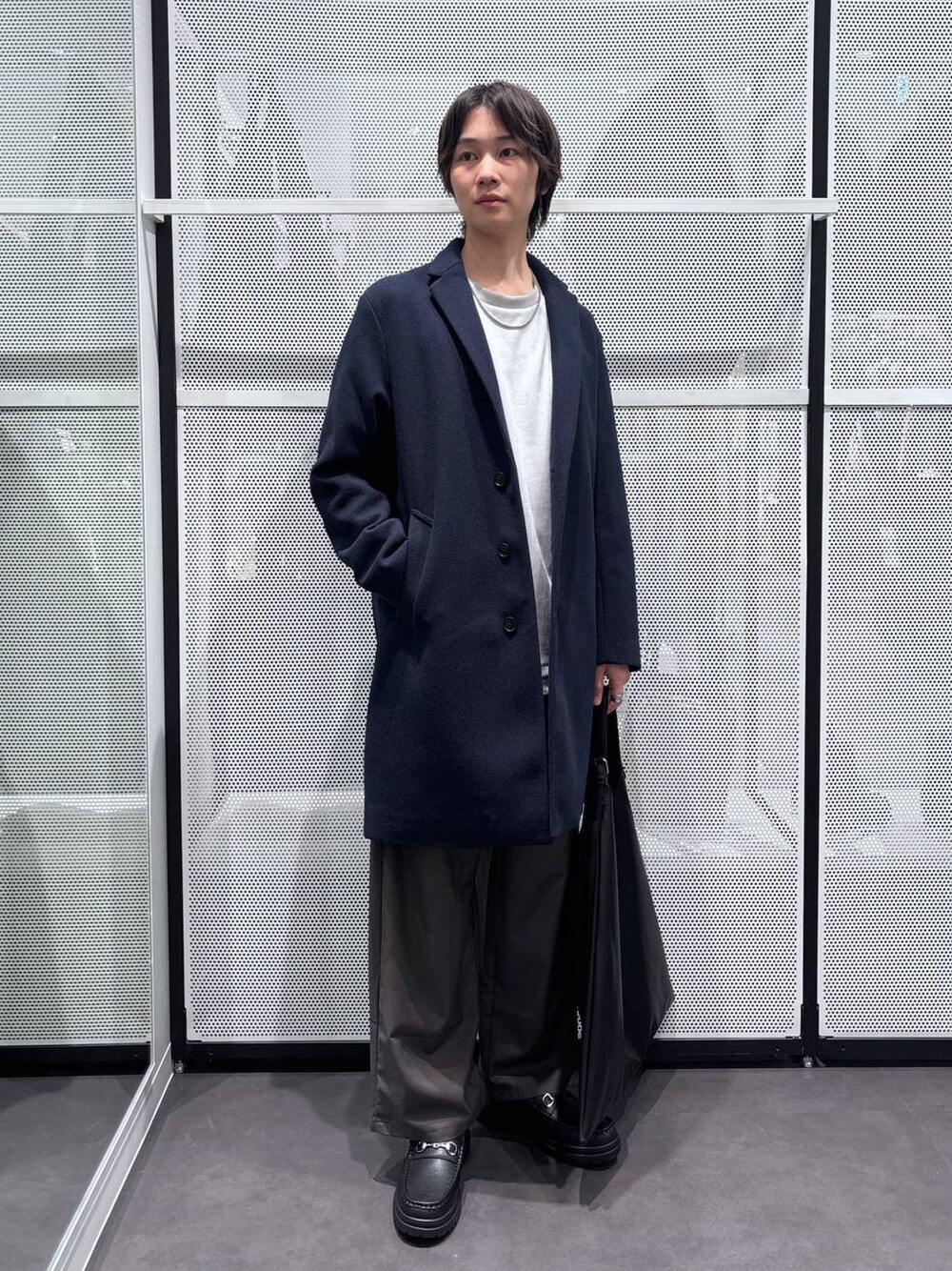 「休日コーデ、冬コーデ、韓国系、ラフ、モード、きれいめ、カジュアル、LAKOLE、着痩せ・細見え、Tシャツ、春コーデ、アウター、コート、ワイドパンツ、リング」｜「LAKOLEのタンクソールビットローファー / 182121（ローファー、ブラック系）」を使った、NAOさん（メンズ・175cm）の冬コーディネートの1枚目の写真