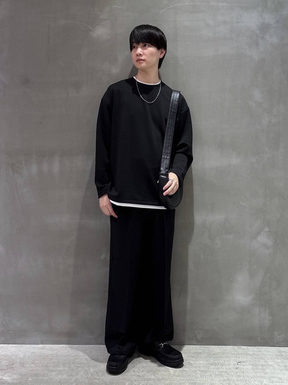 ブラック系のローファー、ブラック系のその他パンツ、ブラック系のショルダーバッグを着用したメンズの秋コーディネートの1枚目の写真