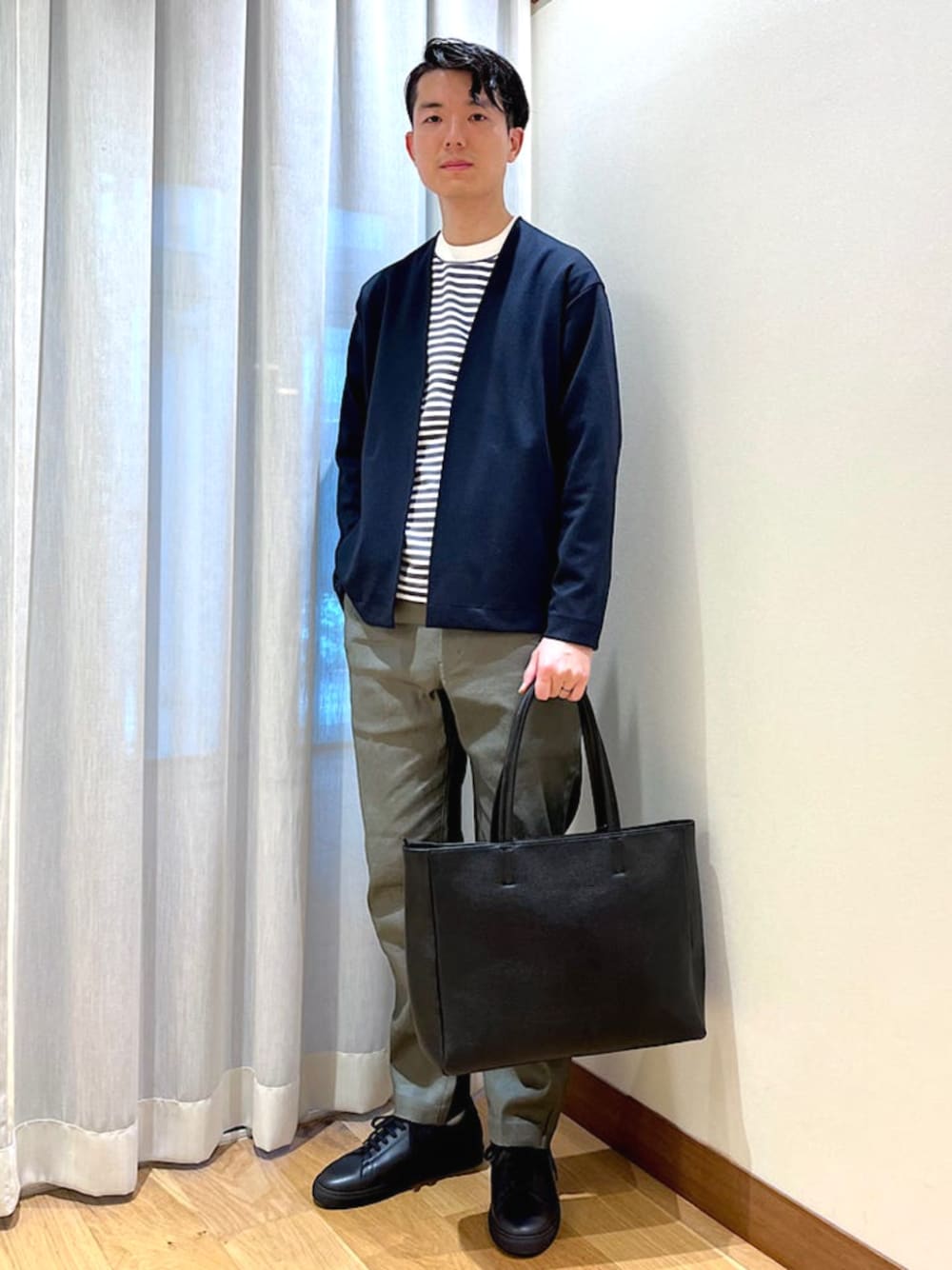 グレー系のTシャツ/カットソー、グレー系のその他パンツ、ブルー系のカーディガン/ボレロを着用したメンズの春コーディネートの1枚目の写真