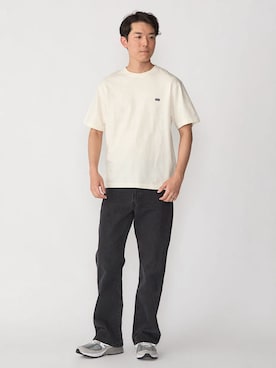 「SHIPS（シップス）の【WEB限定】SHIPS: マイクロ ワッペン フェード Tシャツ（Tシャツ/カットソー、ホワイト系）」を使った、坂本さん（メンズ・180cm）の夏コーディネート