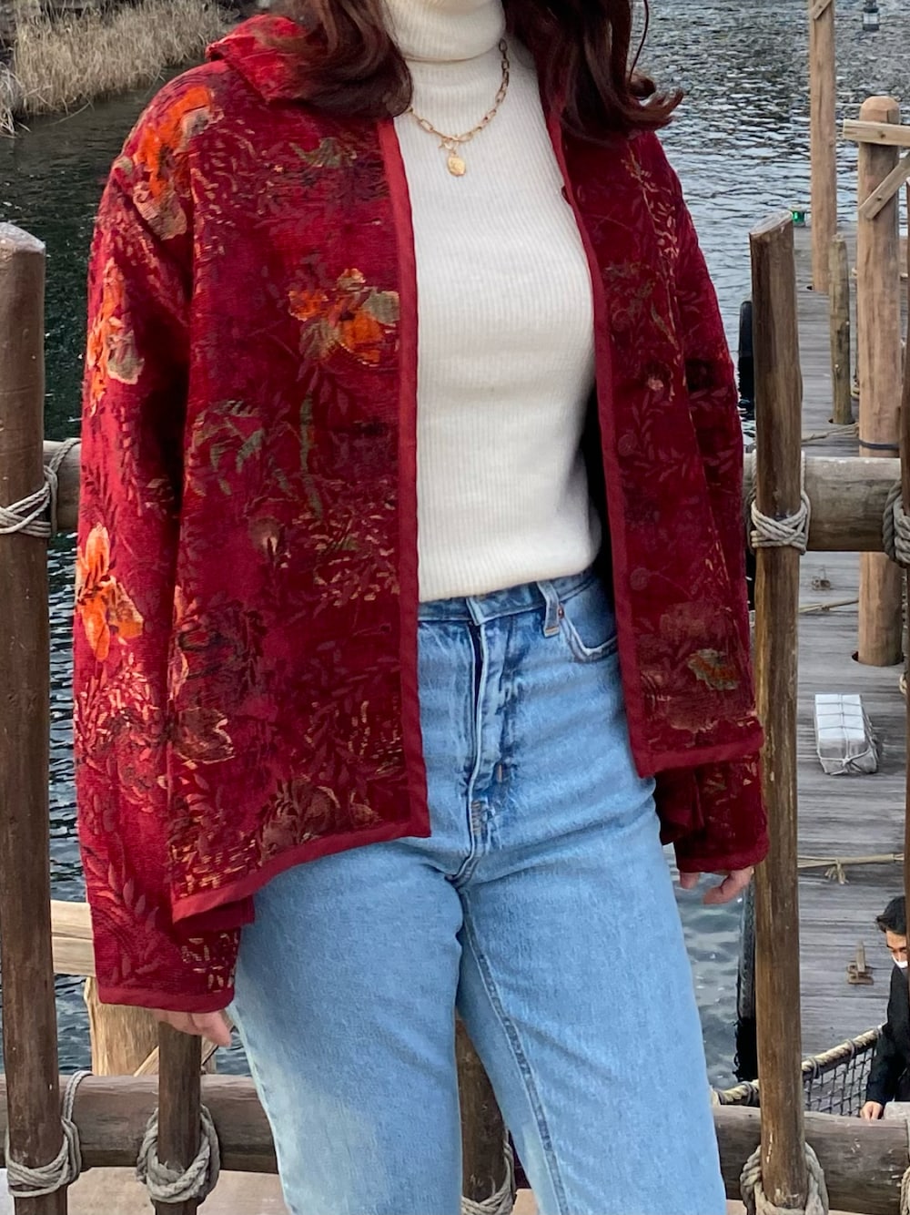 「古着、花柄、VINTAGE、floral、jacket、denim、ジャケット、デニム」｜「UNIQLOのエクストラファインメリノリブタートルネックセーター（長袖）（ニット/セーター、ホワイト系）」を使った、雪さん（レディース・158cm）の春コーディネートの1枚目の写真