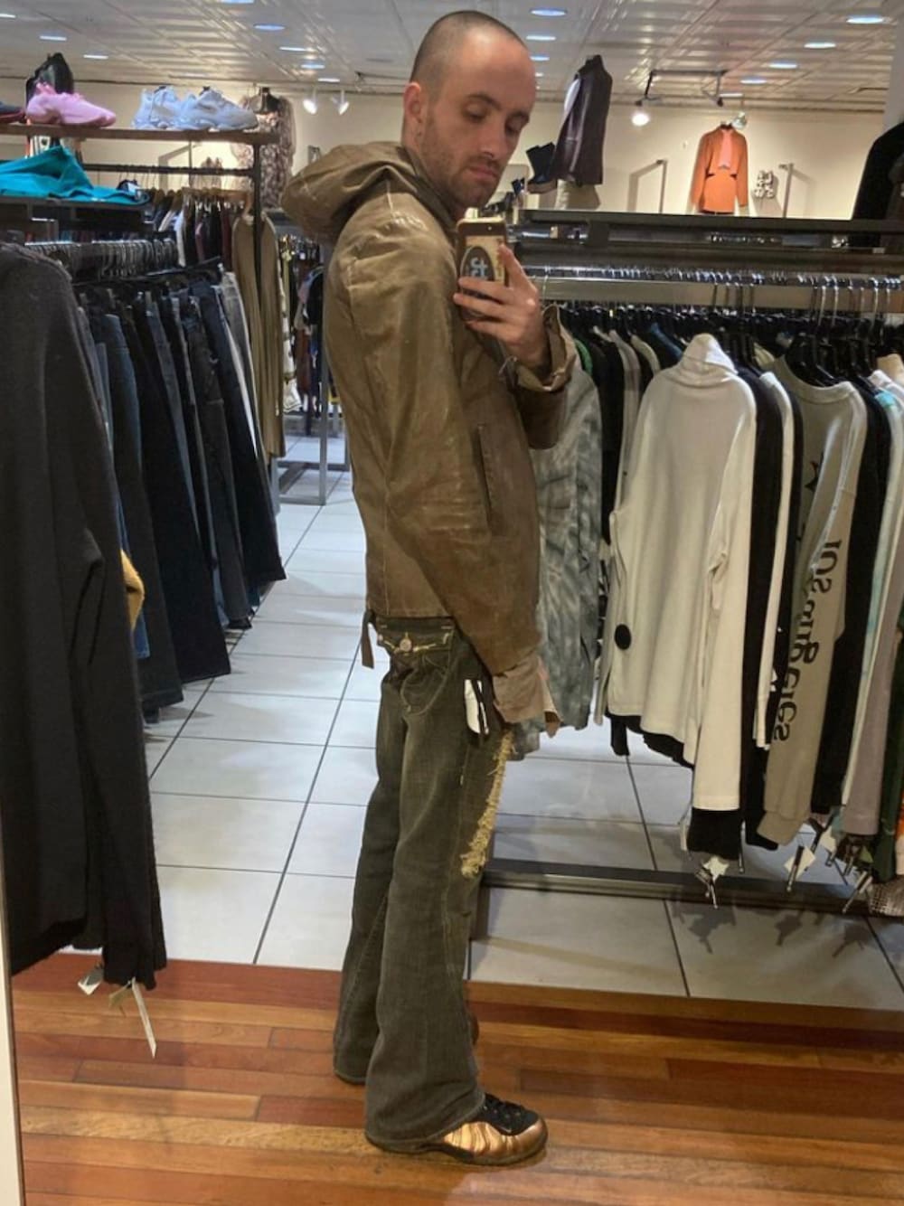 「TRUE RELIGIONのアイテム（デニムパンツ、グレー系）」を使った、chrisさん（メンズ・170cm）の冬コーディネートの1枚目の写真