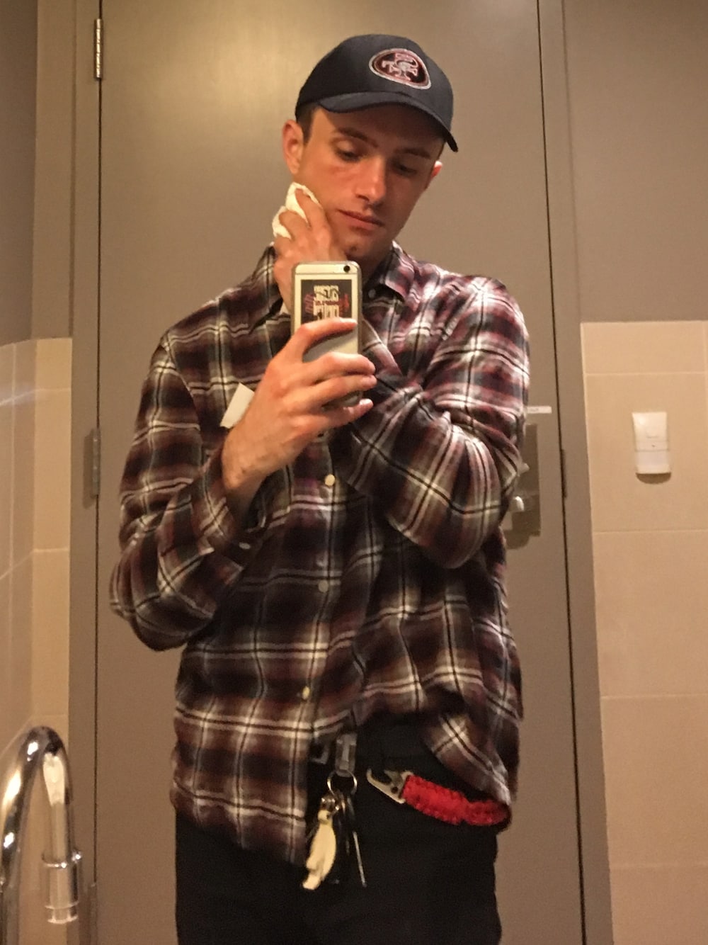 「NEW ERAのアイテム（キャップ、ブラック系）」を使った、chrisさん（メンズ・172cm）の春コーディネートの1枚目の写真