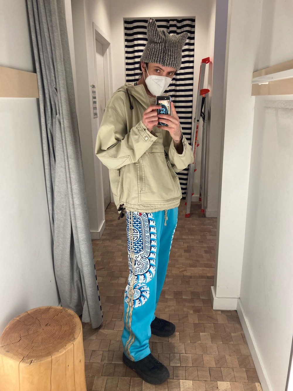 「Penultimateのアイテム（スウェットパンツ、ブルー系）」を使った、chrisさん（メンズ・181cm）の春コーディネートの1枚目の写真