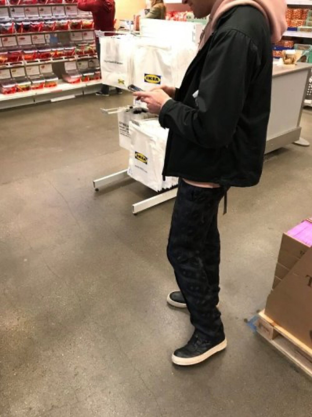 「Rick Owensのアイテム（スニーカー、ブラック系）」を使った、chrisさん（メンズ・181cm）の春コーディネートの1枚目の写真