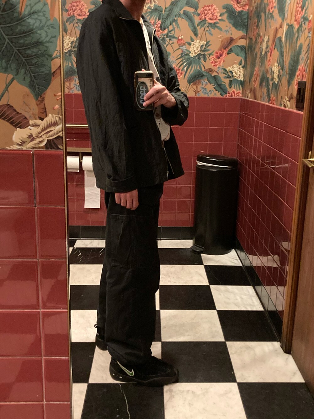 「LANVIN en Bleuのアイテム（カーゴパンツ、ブラック系）」を使った、chrisさん（メンズ・170cm）の秋コーディネートの1枚目の写真