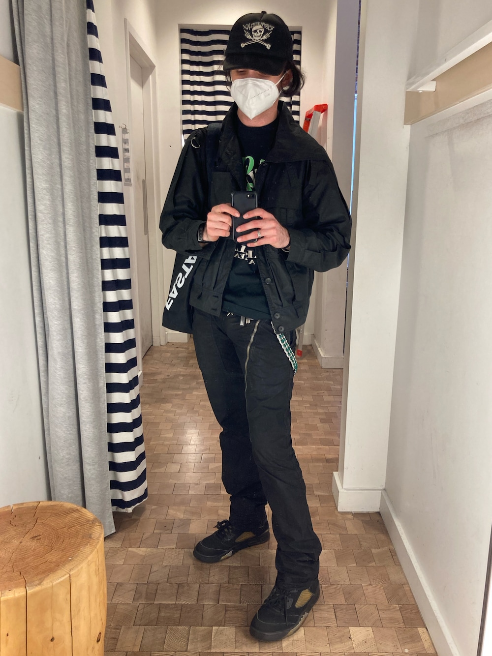 「DRKSHDW by RICK OWENSのアイテム（その他パンツ、ブラック系）」を使った、chrisさん（メンズ・181cm）の春コーディネートの1枚目の写真