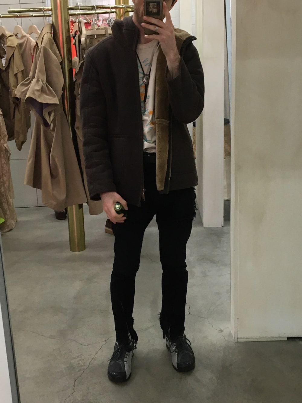 「sulvamのアイテム（その他パンツ、ブラック系）」を使った、chrisさん（メンズ・181cm）の春コーディネートの1枚目の写真