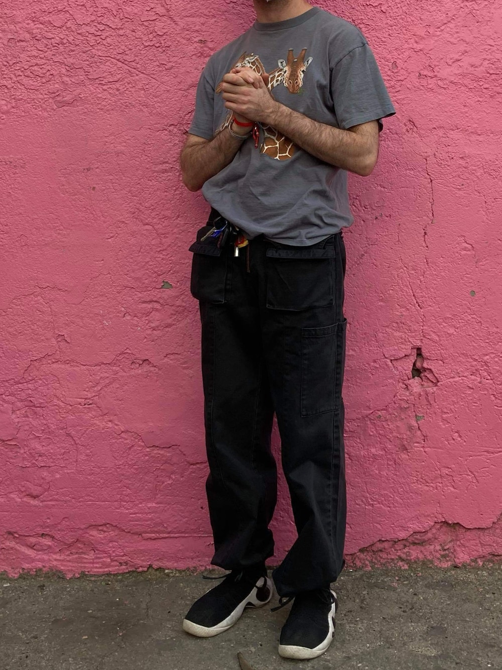 ブラック系のスニーカー、ブラック系のカーゴパンツ、ブルー系のTシャツ/カットソーを着用したメンズの秋コーディネートの1枚目の写真