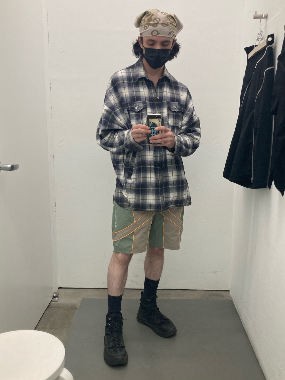 「Pocheのアイテム（マフラー、グリーン系）」を使った、chrisさん（メンズ・175cm）の春コーディネートの1枚目の写真