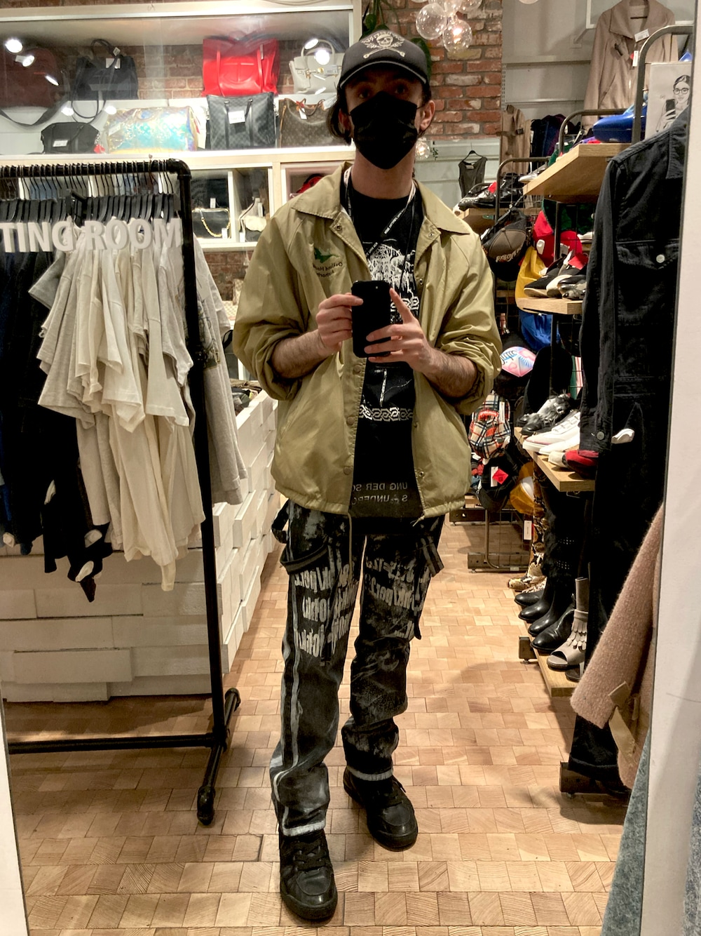 「VINTAGEのアイテム（Tシャツ/カットソー、ブラック系）」を使った、chrisさん（メンズ・181cm）の春コーディネートの1枚目の写真