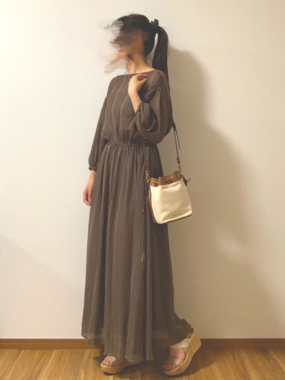 「Mila Owen、CHARLES＆KEITH、DIANA、Lattice、ラクチンコーデ、ラフ、サンダル、きれいめカジュアル、ワンピースコーデ、ootd、ボリューム袖、シアー、夏」｜「Mila Owenのランダムプリーツパフスリーブワンピース（ワンピース、ブラウン系）」を使った、monoさん（レディース・156cm）の夏コーディネートの1枚目の写真
