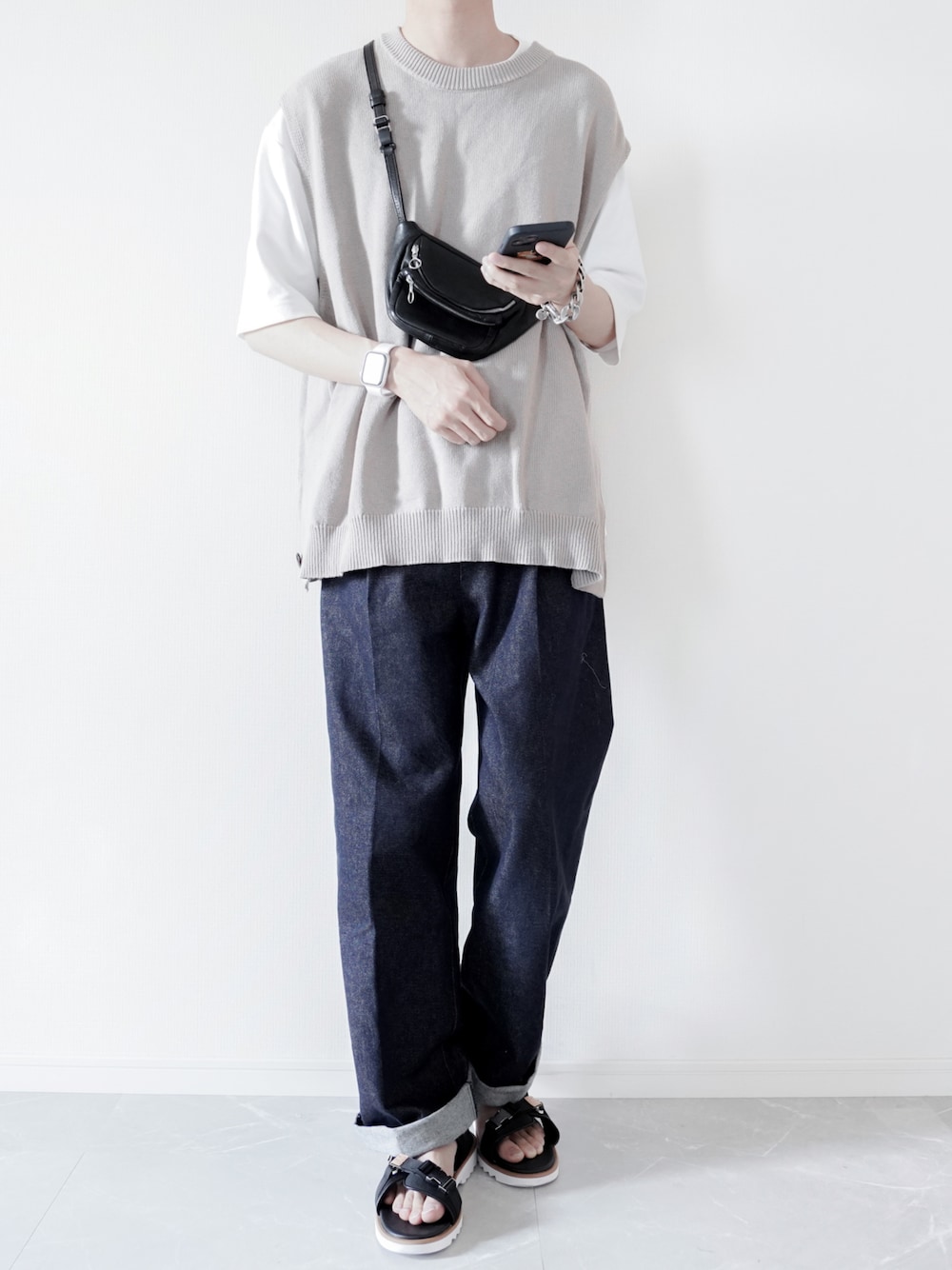 「メンズコーデ、サンダル、ニットベスト、ベスト、デニムパンツ、デニム、ビッグシルエット、夏服、夏コーデ、シンプル、ウエストポーチ、カジュアル、きれいめカジュアル、センタープレス、ロールアップ」｜「melt.のサイドスリットボタン リラックスニットベスト / side slit button relux KNIT VEST.（ベスト、ベージュ系）」を使った、ぼーんさん（メンズ・178cm）の春コーディネートの1枚目の写真