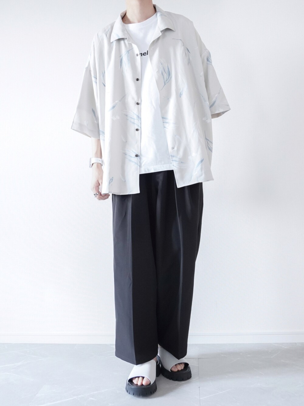 ホワイト系のシャツ/ブラウス、ホワイト系のTシャツ/カットソー、ブラック系のスラックスを着用したメンズの夏コーディネートの1枚目の写真