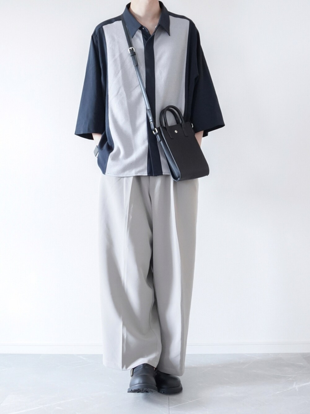 ブルー系のシャツ/ブラウス、グレー系のスラックス、ブラック系のその他シューズを着用したメンズの夏コーディネートの1枚目の写真