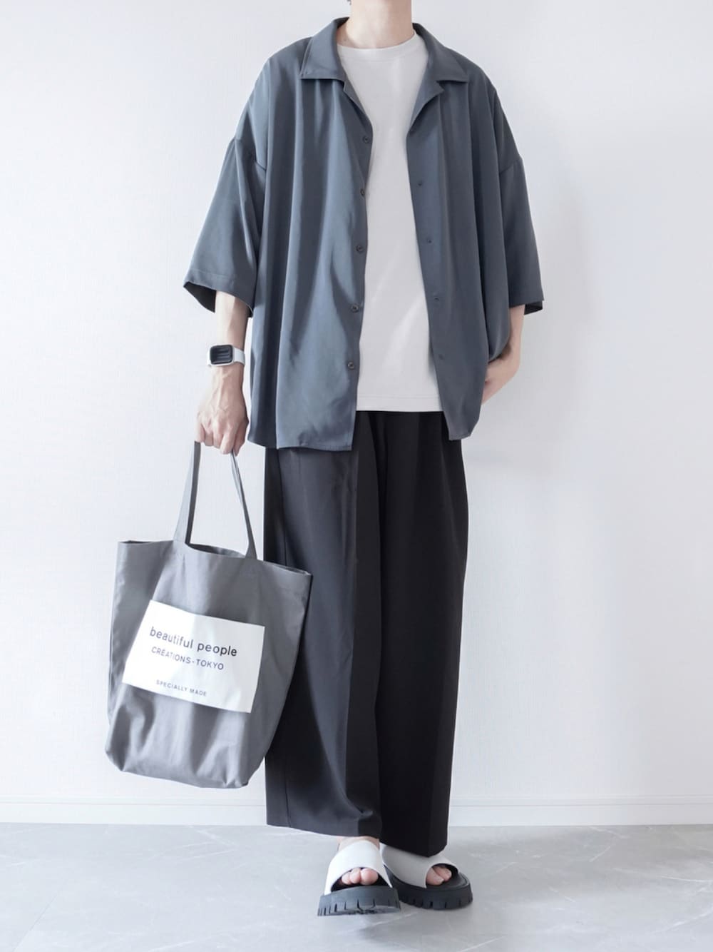 グレー系のシャツ/ブラウス、グレー系のTシャツ/カットソー、ブラック系のスラックスを着用したメンズの夏コーディネートの1枚目の写真