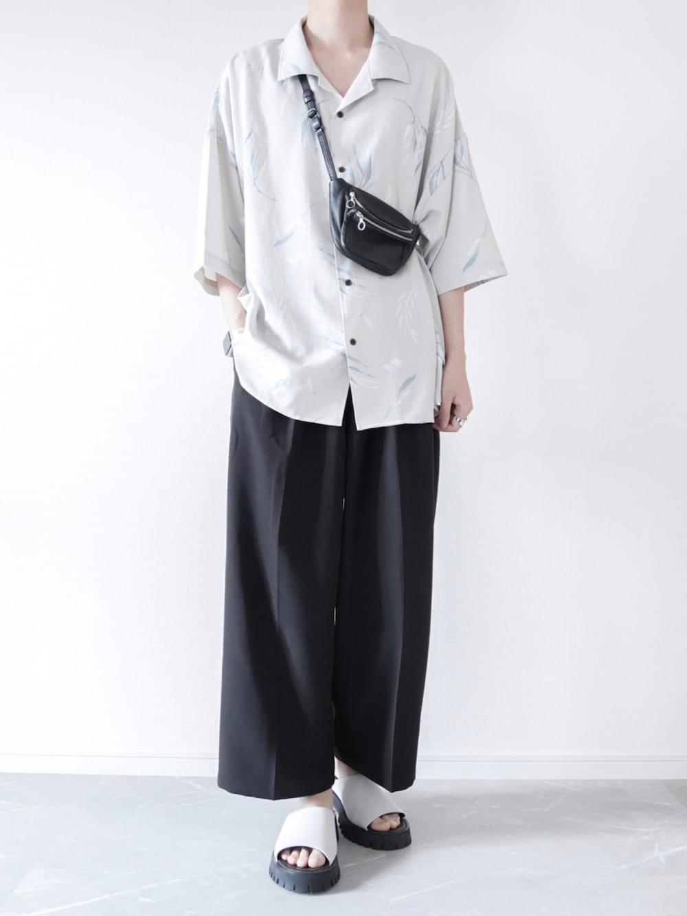 ホワイト系のシャツ/ブラウス、ブラック系のスラックス、グレー系のサンダルを着用したメンズの夏コーディネートの1枚目の写真