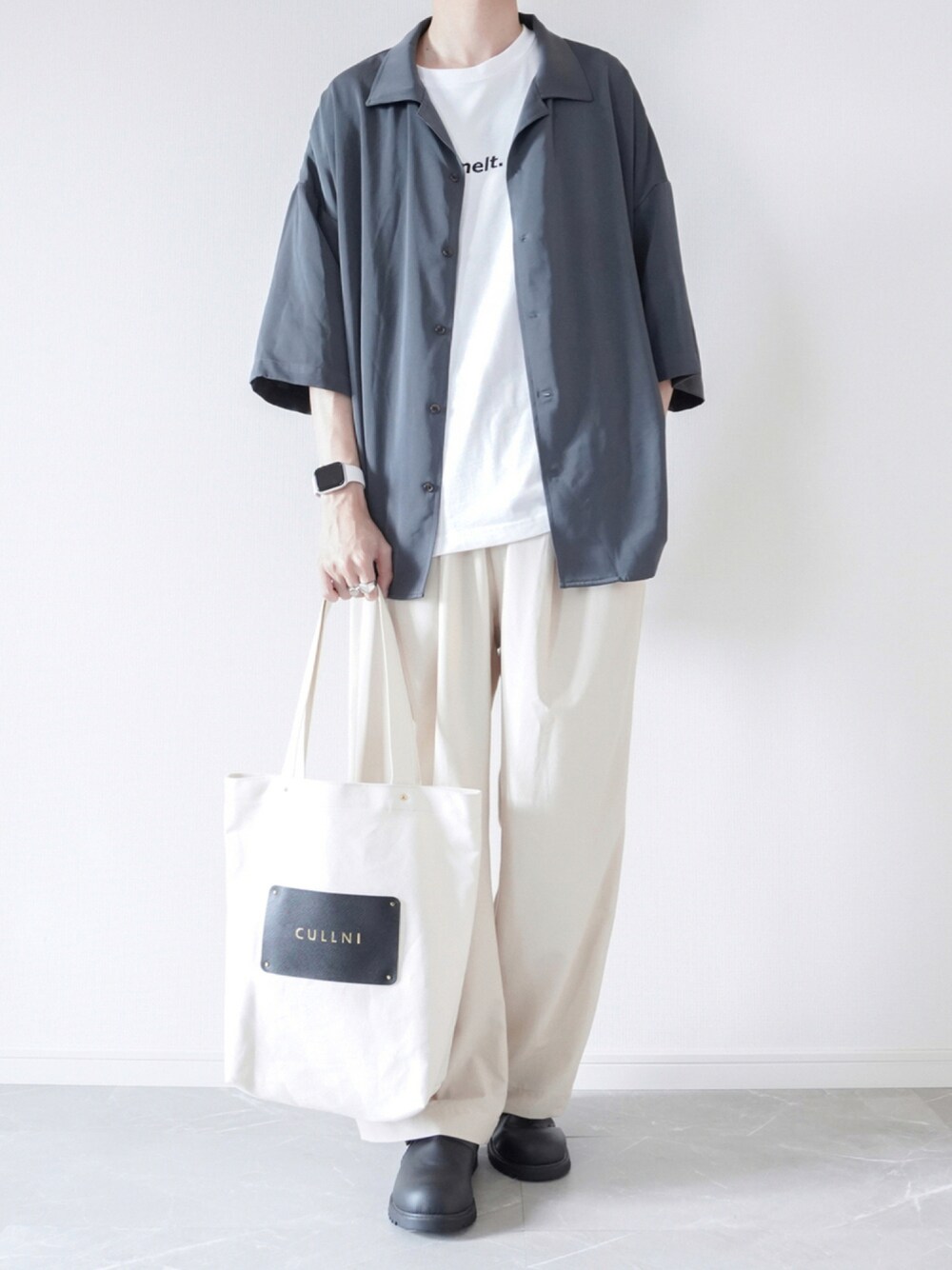 グレー系のシャツ/ブラウス、ホワイト系のTシャツ/カットソー、ベージュ系のスラックスを着用したメンズの夏コーディネートの1枚目の写真