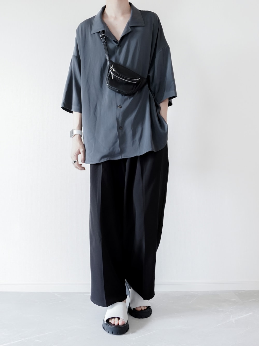 グレー系のシャツ/ブラウス、ブラック系のスラックス、グレー系のサンダルを着用したメンズの夏コーディネートの1枚目の写真