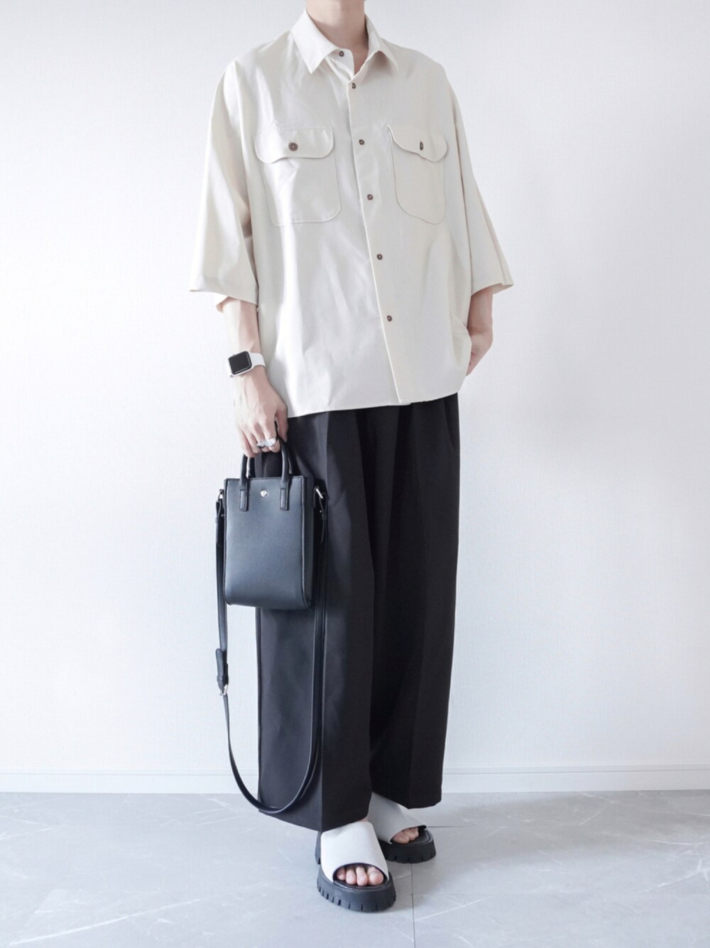 ベージュ系のシャツ/ブラウス、ブラック系のスラックス、グレー系のサンダルを着用したメンズの夏コーディネートの1枚目の写真