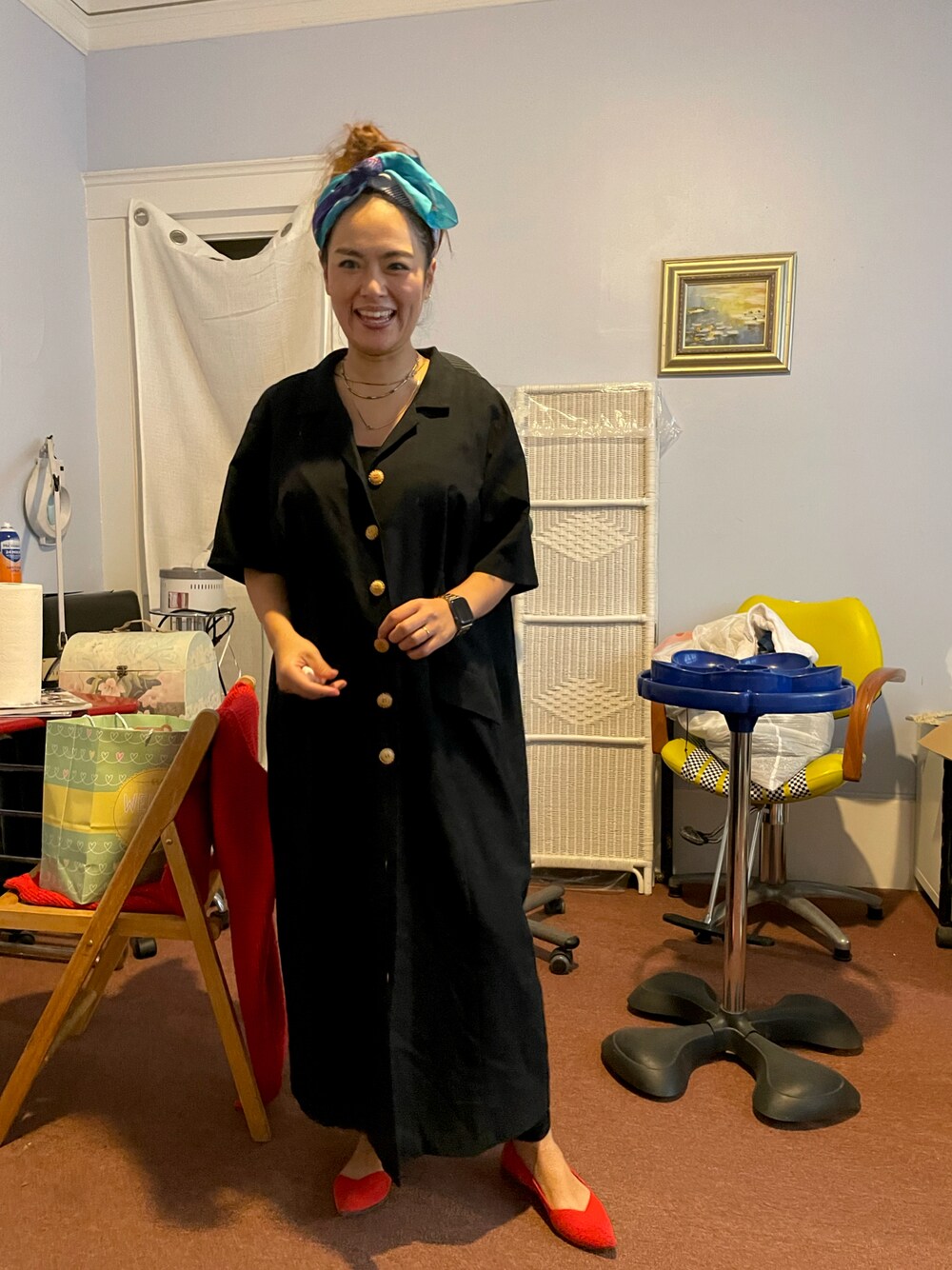 ブラック系のシャツワンピース、レッド系のパンプス、ゴールド系の腕時計を着用したレディースの冬コーディネートの1枚目の写真