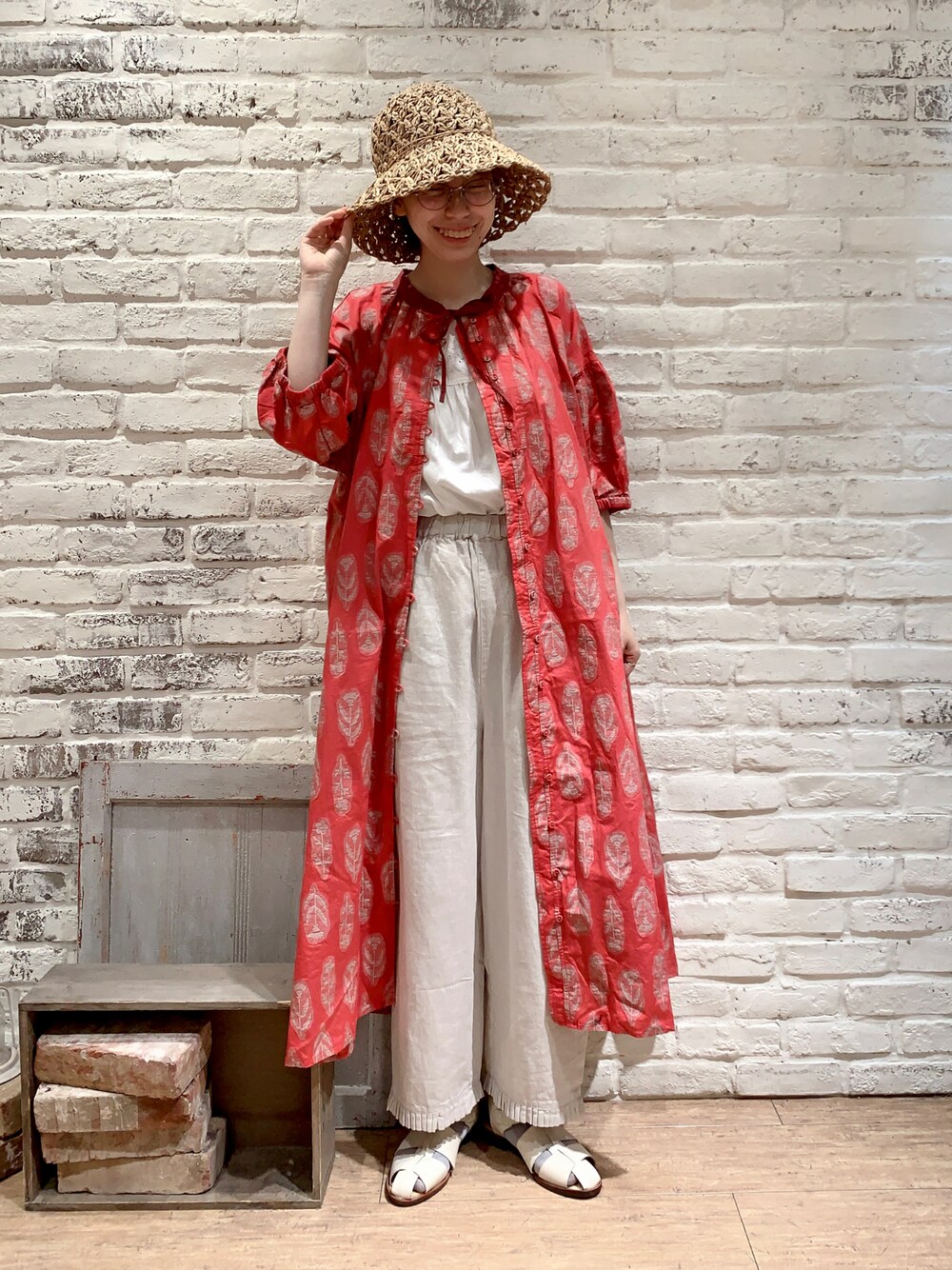 「Samansa Mos2、SM2、サマンサ モスモス(Samansa Mos2)、ゆるコーデ、レイヤードスタイル、ピンク、花柄、花柄ワンピース、TSUHARU by Samansa Mos2、ワンピース、レース、ノースリーブ、パンツスタイル、ベージュ、プリーツパンツ」｜「Samansa Mos2のペーパー太編みハット（ハット、ベージュ系）」を使った、なかごう まいさん（レディース・162cm）の夏コーディネートの1枚目の写真