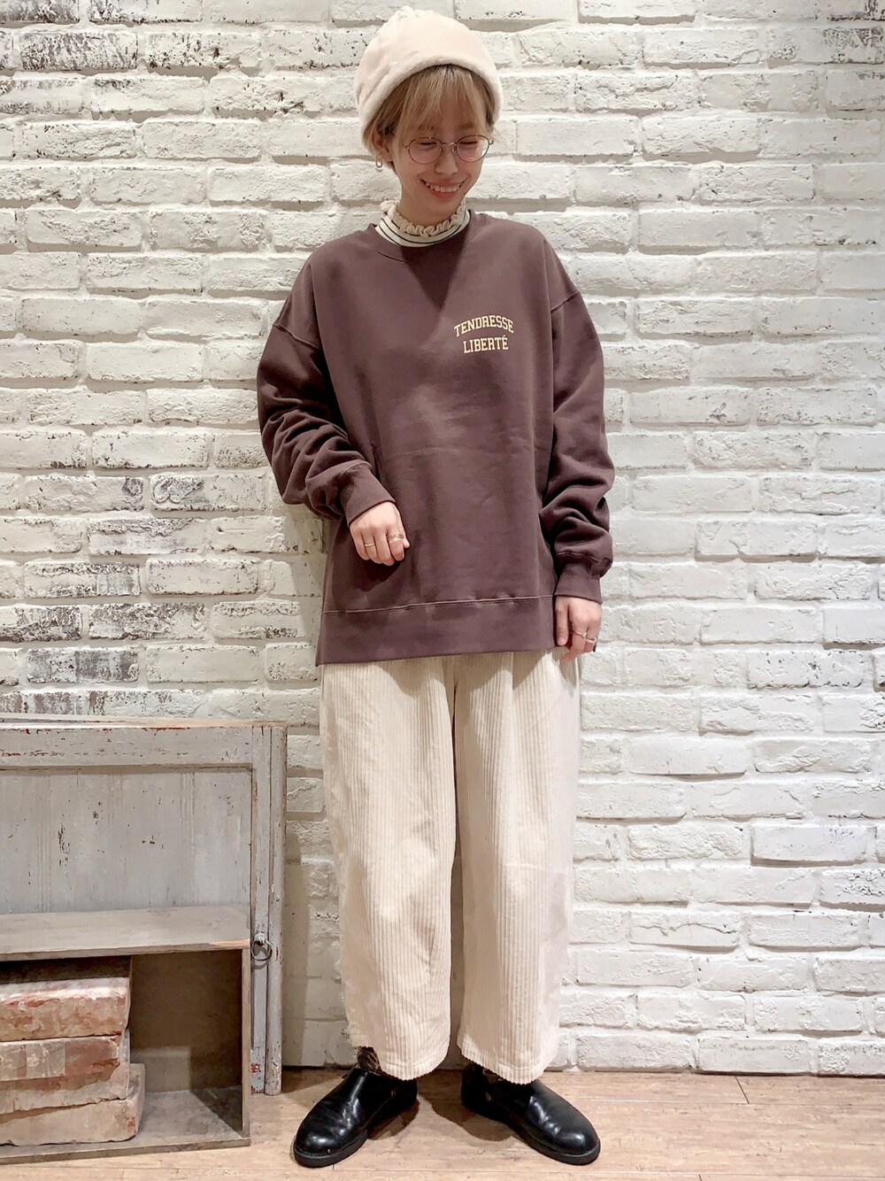 ホワイト系のニット/セーター、ブラウン系のTシャツ/カットソー、ホワイト系のその他パンツを着用したレディースの冬コーディネートの1枚目の写真