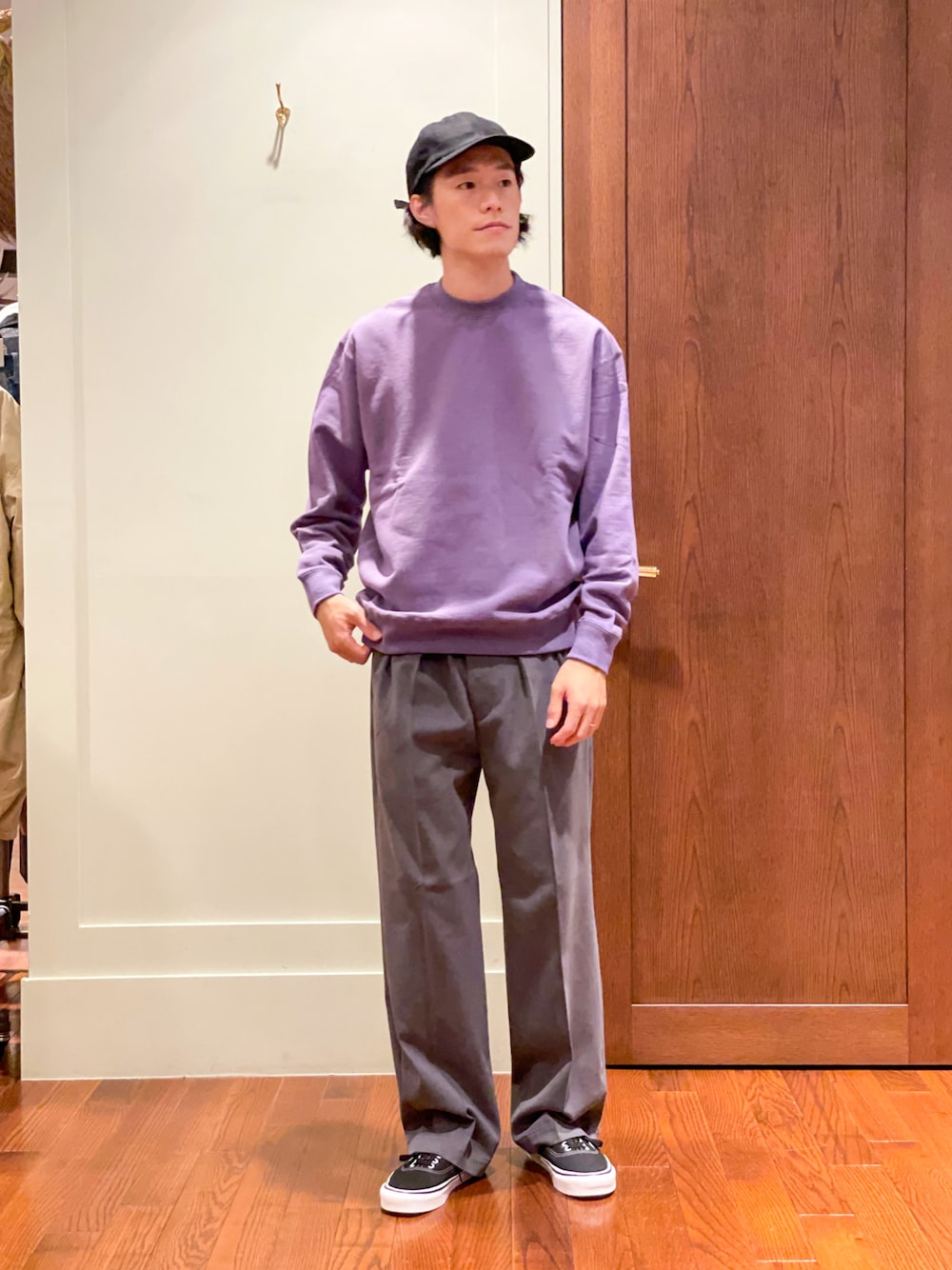 「休日スタイル、スウェット、オーバーサイズ、秋トレンド2021、秋服準備はじめました、パープル、URBAN RESEARCH、VANS、ストリート、おしゃれさんと繋がりたい、ストリートコーデ、韓国ファッション、オトナカジュアル、キャップ、ビッグシルエット」｜「URBAN RESEARCHのアズマ裏毛スウェットシャツ（スウェット、パープル系）」を使った、Yusuke Nakajimaさん（メンズ・176cm）の秋コーディネートの1枚目の写真