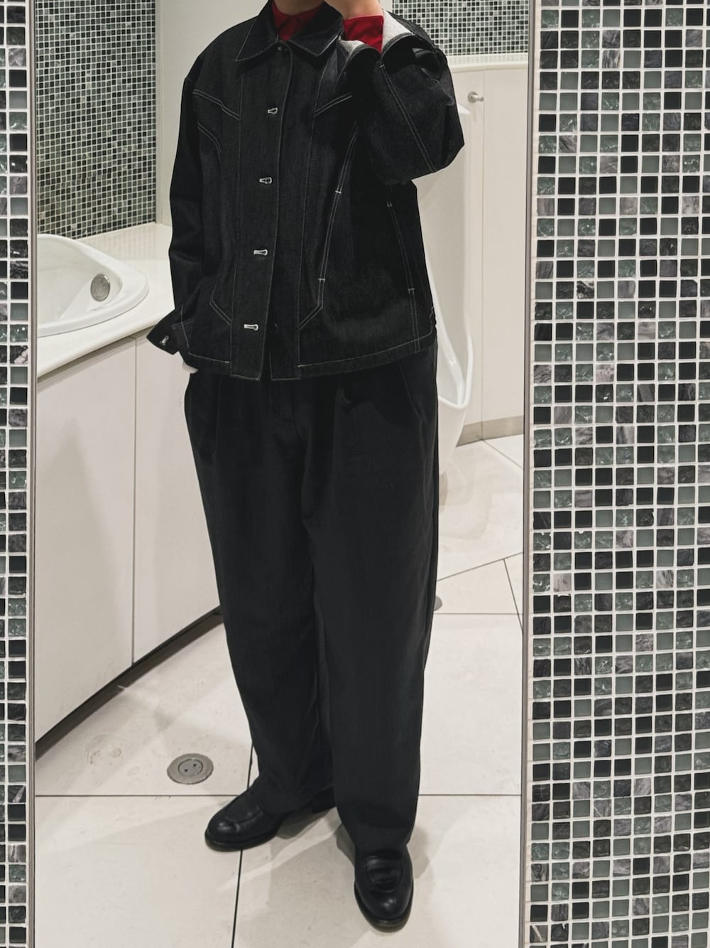 「メンズファッション、秋冬コーデ、レイヤードスタイル、デニムジャケット、ワントーンコーデ」｜「Iroquoisの14oz VINTAGE DENIM JK（デニムジャケット、ブラック系）」を使った、ゆーとさん（メンズ・177cm）の冬コーディネートの1枚目の写真