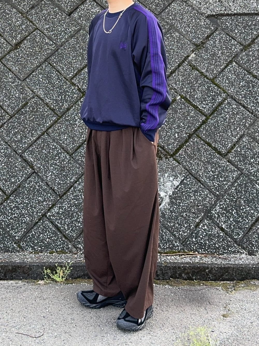 「春、ラフコーデ、シンプルスタイル、大人カジュアル、休日コーデ、メンズファッション、NEEDLES、sillage、COMME des GARCONS HOMME、New Balance」｜「Sillageのアイテム（その他パンツ、ブラウン系）」を使った、ゆーとさん（メンズ・176cm）の春コーディネートの1枚目の写真
