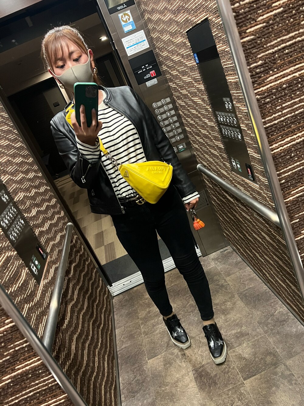 ブラック系のパンツ、ブラック系のトップス、ブラック系のジャケット/アウターを着用したレディースの夏コーディネートの1枚目の写真