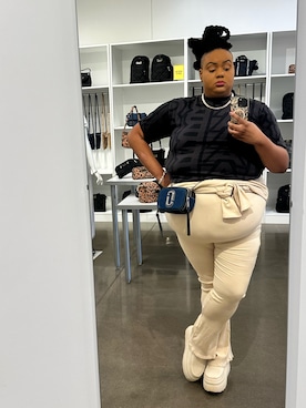 「アイテム（オールインワン・サロペット、ベージュ系）」を使った、Imani Alicia Smithさん（レディース・175cm）の秋コーディネート