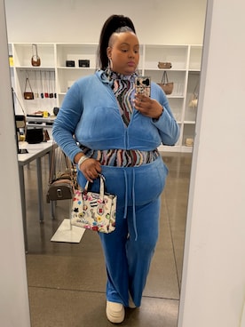 「MARC JACOBS（マークジェイコブス）のアイテム（バッグ）」を使った、Imani Alicia Smithさん（レディース・175cm）の春コーディネート