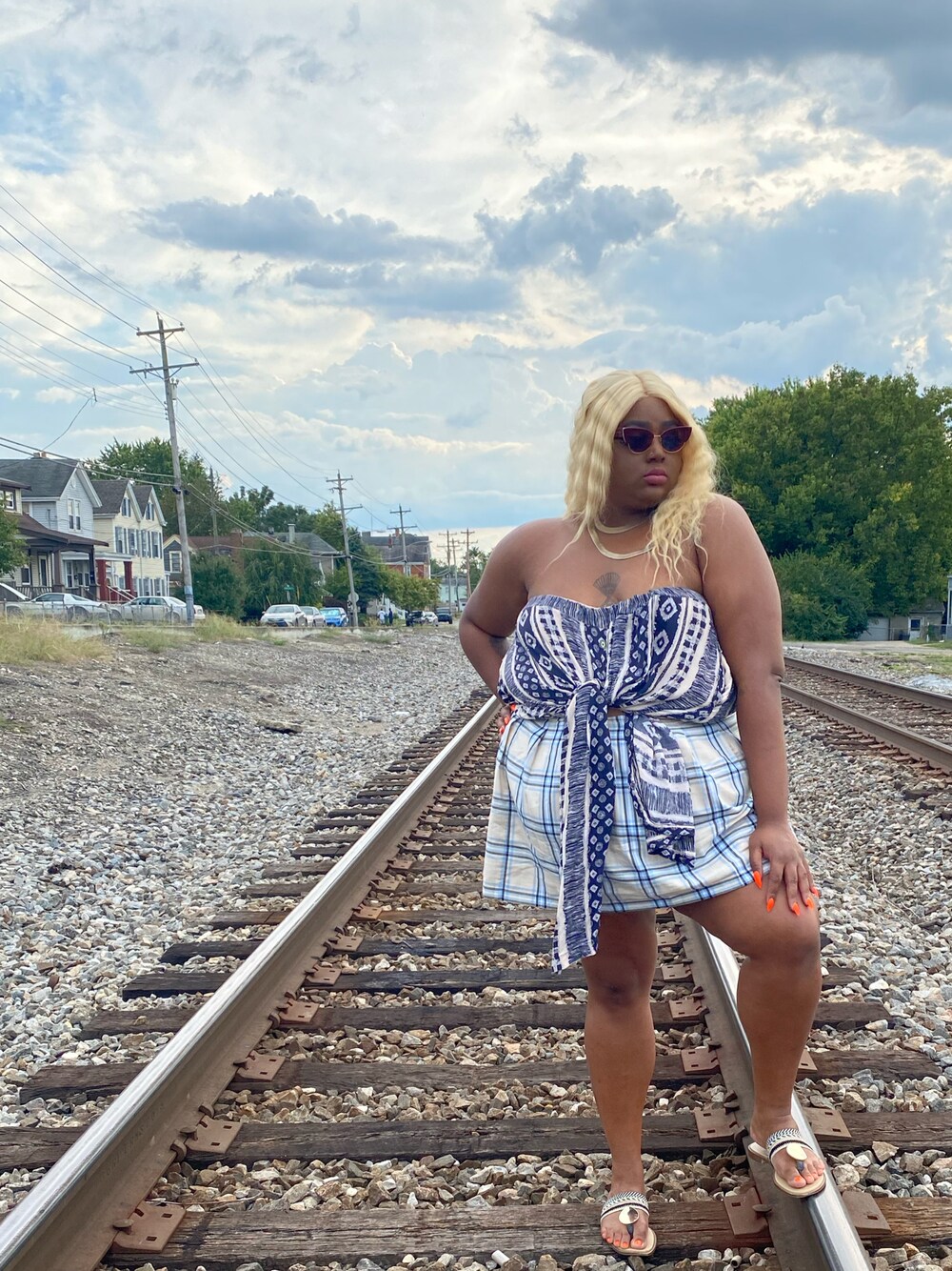 「plaid、summer、VINTAGE、90's、Shades、plussize、skirt、mix and match、ootd、thrifted」｜「DOLCE&GABBANAのアイテム（サングラス、レッド系）」を使った、Imani Alicia Smithさん（レディース・175cm）の秋コーディネートの1枚目の写真