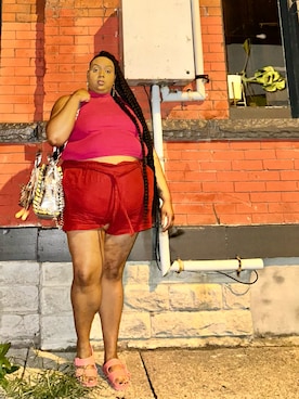 「アイテム（イヤリング）」を使った、Imani Alicia Smithさん（レディース・175cm）の夏コーディネート