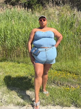 「Farm Rioのアイテム（サンダル、その他）」を使った、Imani Alicia Smithさん（レディース・175cm）の夏コーディネート