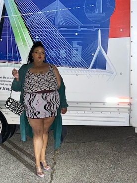 「アイテム（スカート）」を使った、Imani Alicia Smithさん（レディース・175cm）の秋コーディネート