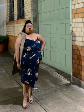 「アイテム（ドレス）」を使った、Imani Alicia Smithさん（レディース・175cm）の秋コーディネート
