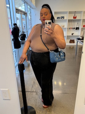 「crocs（クロックス）のアイテム」を使った、Imani Alicia Smithさん（レディース・175cm）の春コーディネート