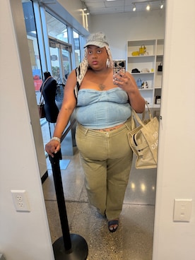 「crocs（クロックス）のアイテム」を使った、Imani Alicia Smithさん（レディース・175cm）の秋コーディネート