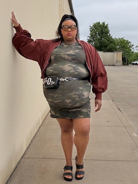 「crocs（クロックス）のアイテム（シューズ）」を使った、Imani Alicia Smithさん（レディース・175cm）の春コーディネート