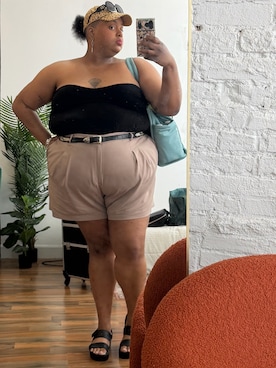 「MARC JACOBS（マークジェイコブス）のアイテム（バッグ）」を使った、Imani Alicia Smithさん（レディース・175cm）の春コーディネート