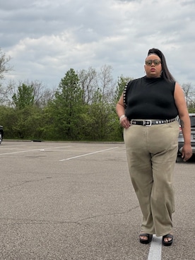 「crocs（クロックス）のアイテム（シューズ）」を使った、Imani Alicia Smithさん（レディース・175cm）の春コーディネート