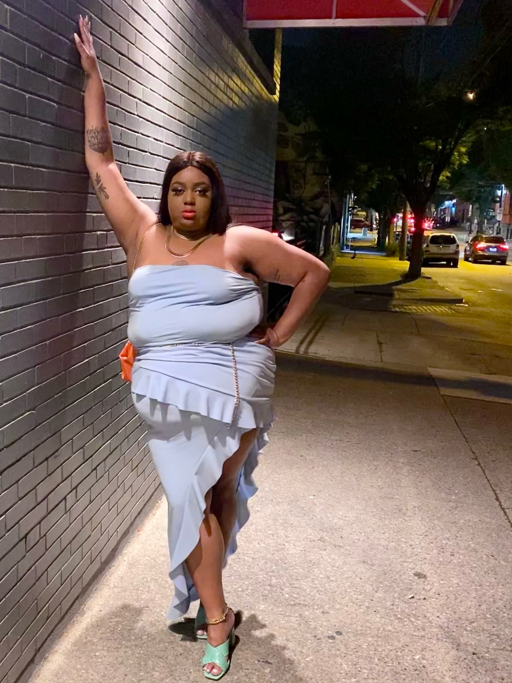 「summer、Ruffles、blue、Tubetop、fashion nova、asos、thrifted、boohoo、Lulus、monochrome」｜「EBayのアイテム（ネックレス、ゴールド系）」を使った、Imani Alicia Smithさん（レディース・175cm）の夏コーディネートの1枚目の写真