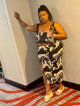 「アイテム（イヤリング）」を使った、Imani Alicia Smithさん（レディース・175cm）の夏コーディネート