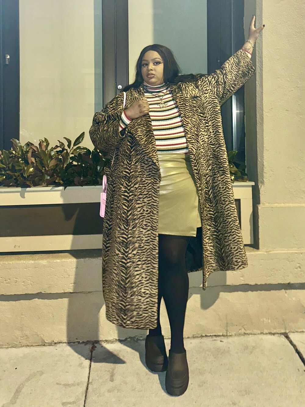 「asos、animal print、coat、turtle neck、stripe、Mini skirt、green、Melissa、MARC JACOBS、totebag、layering、plussize、clogs」｜「melissaのアイテム（その他シューズ、ブラック系）」を使った、Imani Alicia Smithさん（レディース・175cm）の冬コーディネートの1枚目の写真