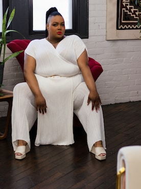 「Whippyのアイテム（ベルト、ホワイト系）」を使った、Imani Alicia Smithさん（レディース・175cm）の春コーディネート