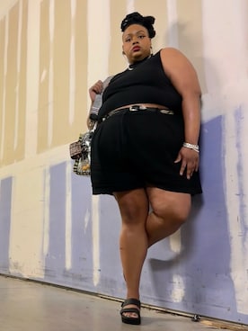 「アイテム（ブレスレット）」を使った、Imani Alicia Smithさん（レディース・175cm）の秋コーディネート